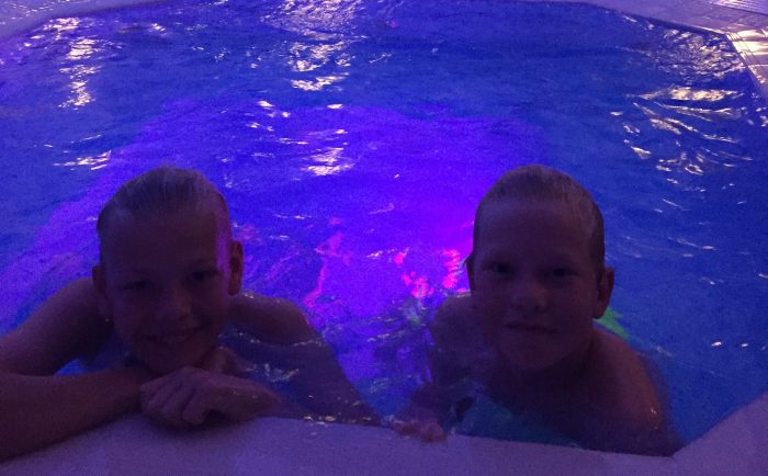 SPA DEG NED: Jonas (12) og Noah (11) koser seg i svømmebassenget på Midland Hotel. Her er det også dampbad, badstue og spa - perfekt for å hvile ut mellom slagene. 