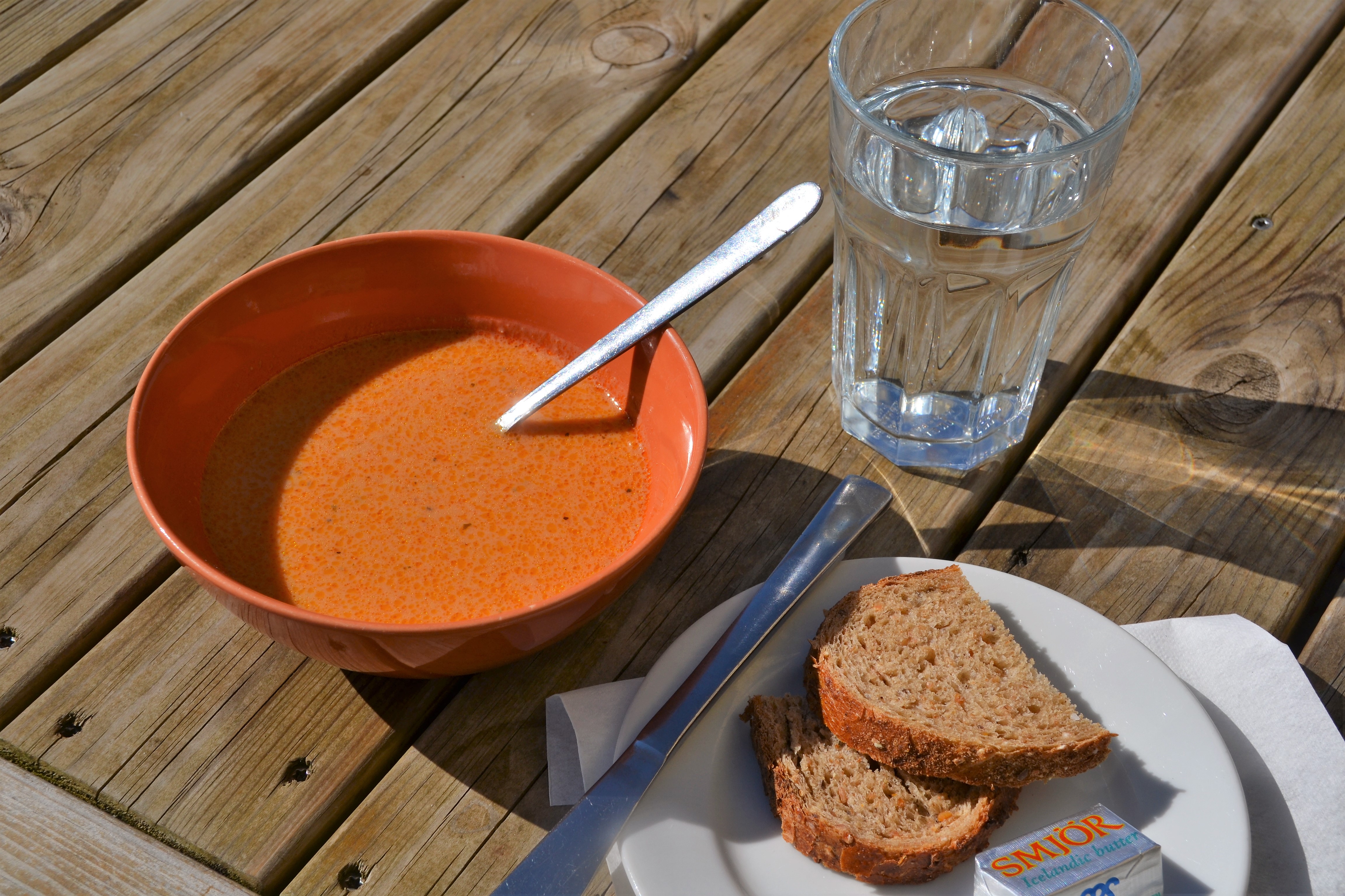 Bryggjans hummersuppe med tilbehør. Foto: Turid Lismoen