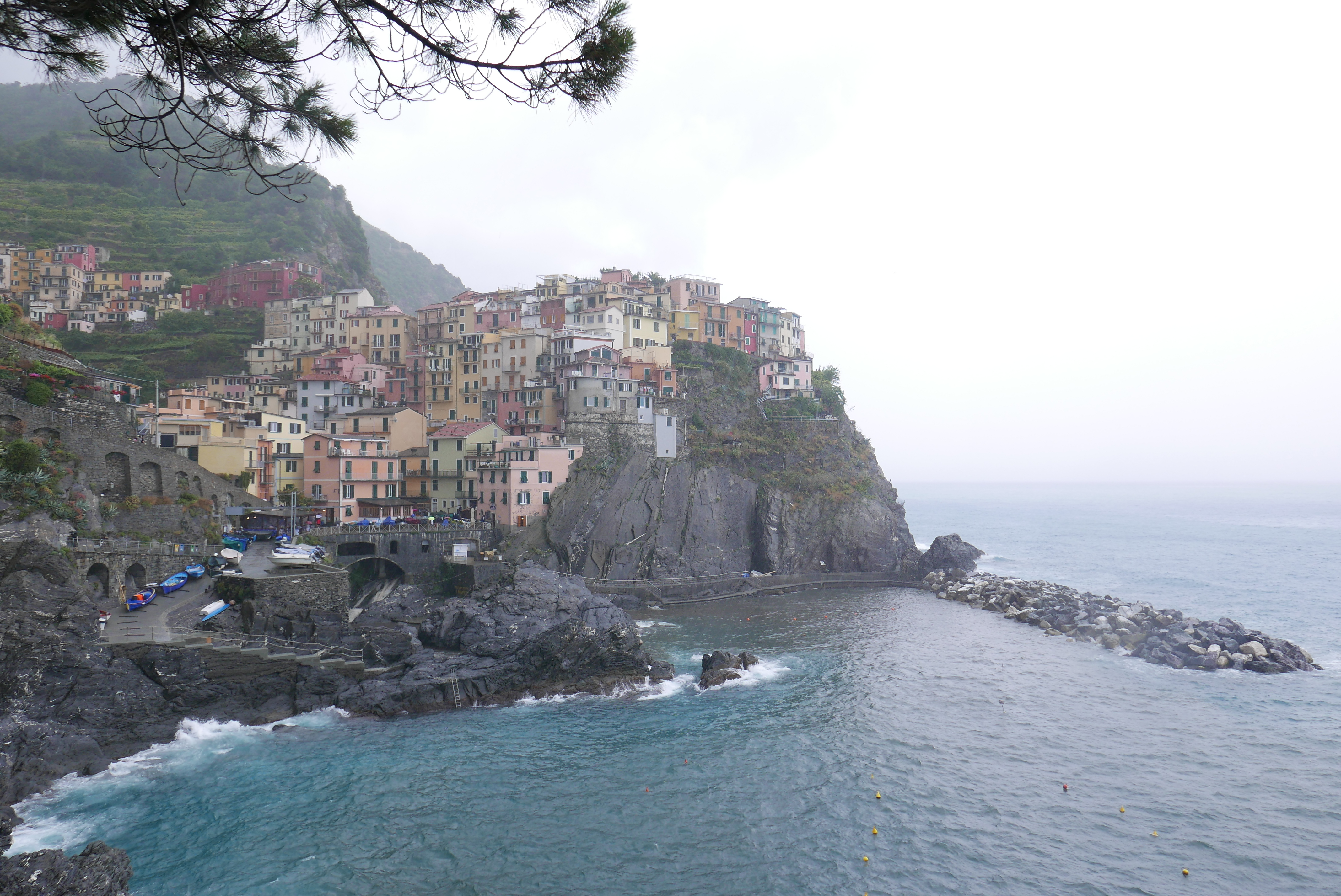 Manarola er byen nest lengst sør I Cinque Terre. Når været tillater det kan du gå mellom alle de fem byene på fine turstier. Alternativt tar man tog. 