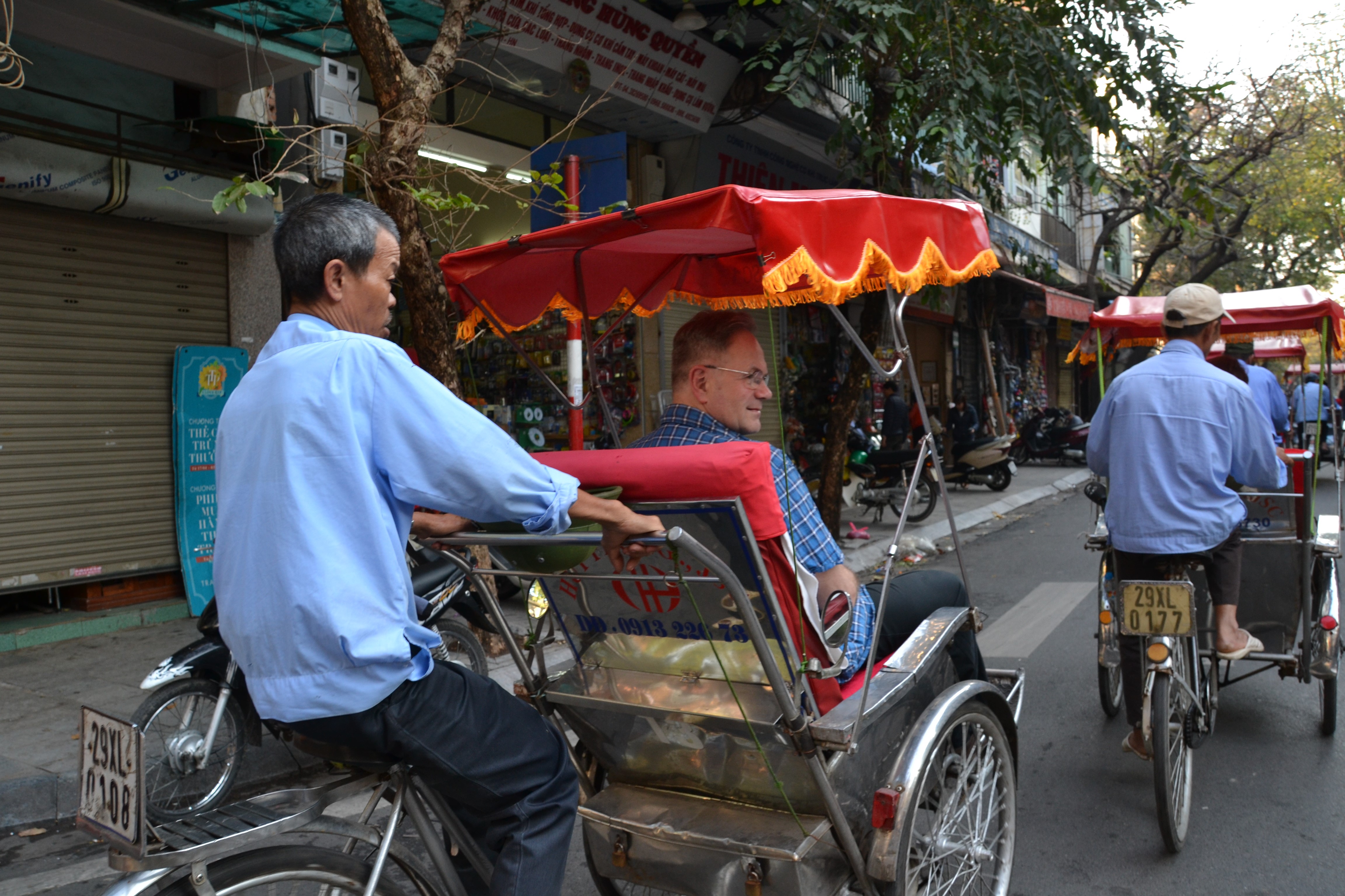 Bildetekst: Sykkeltaxi er den behageligste måten å se seg om på i gamlebyen Hoan Kiem. Foto: Turid Lismoen