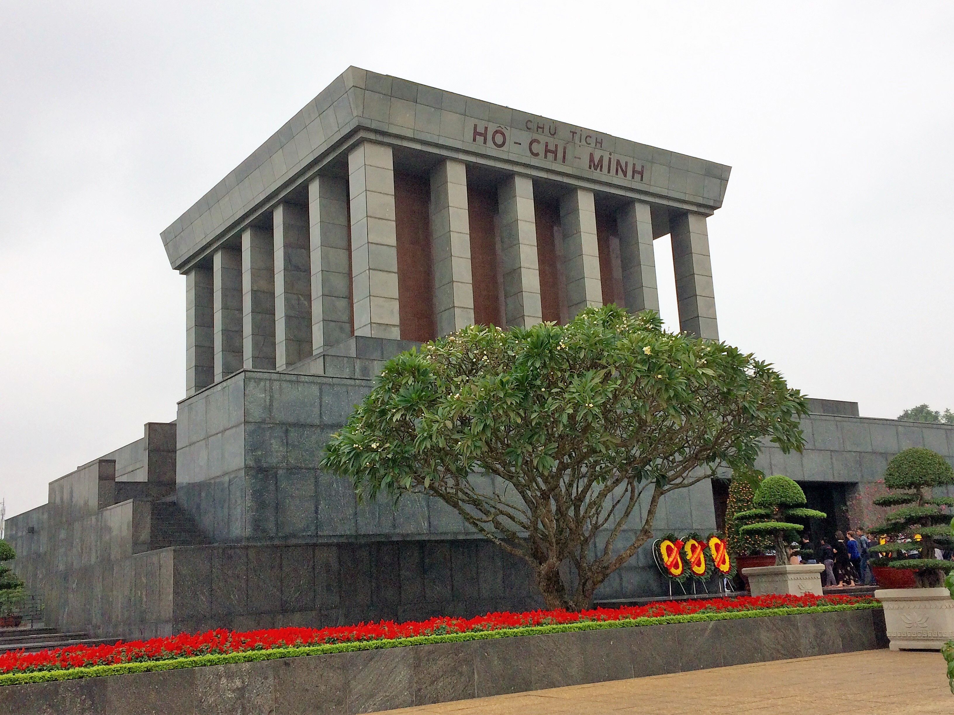 Bildetekst: Landsfaderen Ho Chi Minhs mausoleum en populær utflukt blant Hanois innbyggere og turister. Foto: Turid Lismoen. 