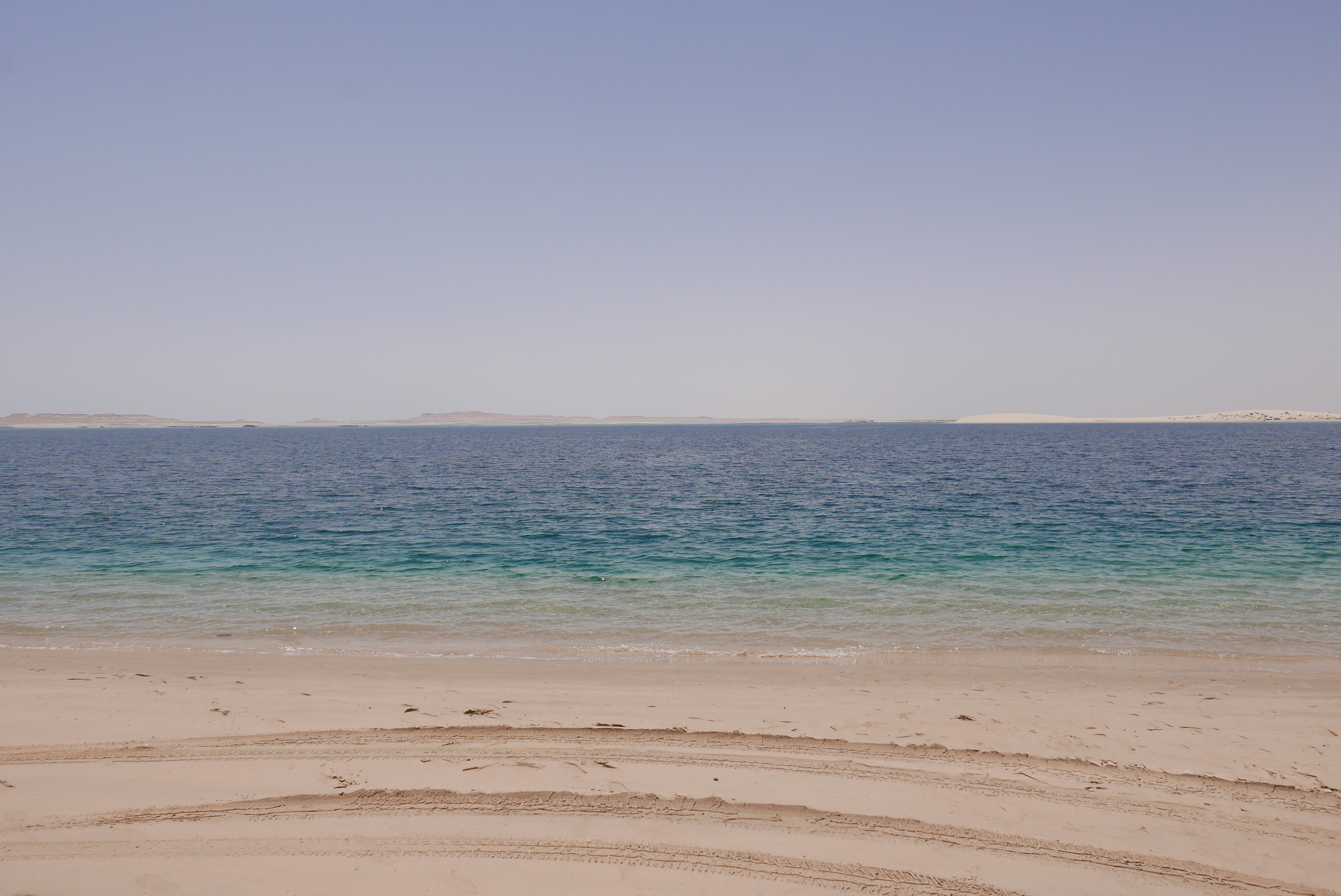 Bildetekst: Innsjøen Khor Al Adaid i ørkenen regnes som grensen mellom Qatar og Saudi-Arabia. 